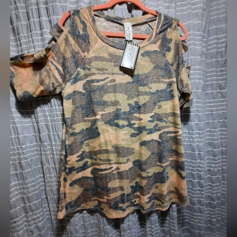 Cold shoulder camo short sleeve